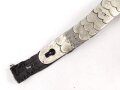 Teil einer Schuppenkette für eine Pickelhaube. Gesamtlänge 16cm, silbern