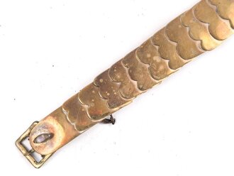 Teil einer Schuppenkette für eine Pickelhaube. Gesamtlänge 17,5cm, Messing