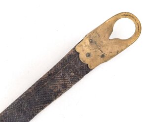 Teil einer Schuppenkette für eine Pickelhaube. Gesamtlänge 17cm, Messing