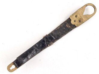 Teil einer Schuppenkette für eine Pickelhaube. Gesamtlänge 17,5cm, Messing
