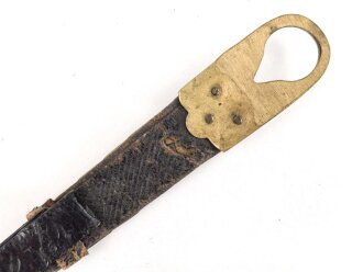 Teil einer Schuppenkette für eine Pickelhaube. Gesamtlänge 17,5cm, Messing