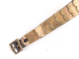 Teil einer Schuppenkette für eine Pickelhaube. Gesamtlänge 18,5cm, Messing