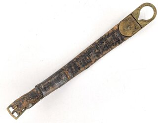 Teil einer Schuppenkette für eine Pickelhaube. Gesamtlänge 18,5cm, Messing