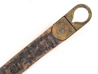 Teil einer Schuppenkette für eine Pickelhaube. Gesamtlänge 18,5cm, Messing