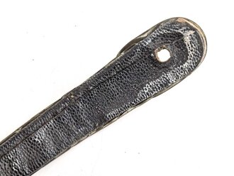 Teil einer Schuppenkette für eine Pickelhaube. Gesamtlänge 18cm, Messing