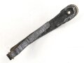 Teil einer Schuppenkette für eine Pickelhaube. Gesamtlänge 18cm, Messing