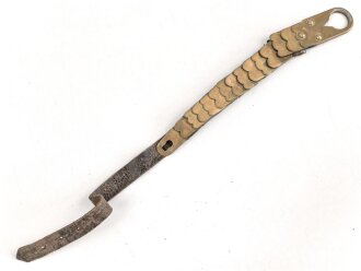 Teil einer Schuppenkette für eine Pickelhaube. Gesamtlänge 17cm, Messing , defekt