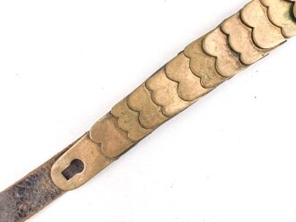 Teil einer Schuppenkette für eine Pickelhaube. Gesamtlänge 17cm, Messing , defekt
