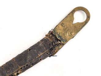 Teil einer Schuppenkette für eine Pickelhaube. Gesamtlänge 17cm, Messing , defekt