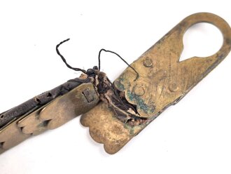 Teil einer Schuppenkette für eine Pickelhaube. Gesamtlänge 17cm, Messing , defekt