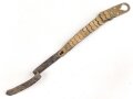 Teil einer Schuppenkette für eine Pickelhaube. Gesamtlänge 17cm, Messing , defekt