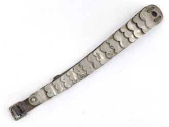 Teil einer Schuppenkette für eine Pickelhaube. Gesamtlänge 20cm, silbern, eine Schuppe fehlt