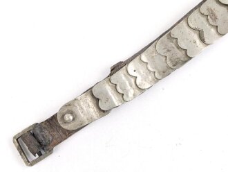 Teil einer Schuppenkette für eine Pickelhaube. Gesamtlänge 20cm, silbern, eine Schuppe fehlt