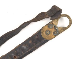Teil einer Schuppenkette für eine Pickelhaube. Gesamtlänge 18cm, Messing , leicht defekt