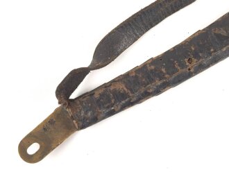 Teil einer Schuppenkette für eine Pickelhaube. Gesamtlänge 18cm, Messing , leicht defekt