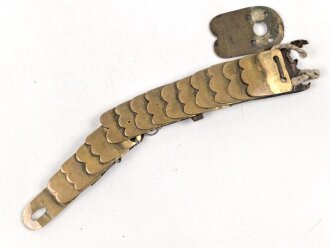 Teil einer Schuppenkette für eine Pickelhaube. Gesamtlänge 17,5cm, Messing , defekt