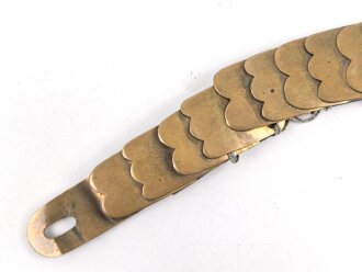 Teil einer Schuppenkette für eine Pickelhaube. Gesamtlänge 17,5cm, Messing , defekt