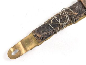 Teil einer Schuppenkette für eine Pickelhaube. Gesamtlänge 17,5cm, Messing , defekt
