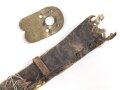 Teil einer Schuppenkette für eine Pickelhaube. Gesamtlänge 17,5cm, Messing , defekt
