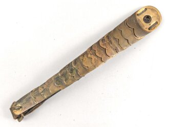 Teil einer Schuppenkette für eine Pickelhaube. Gesamtlänge 17,5cm, Messing , leicht defekt