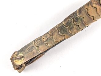 Teil einer Schuppenkette für eine Pickelhaube. Gesamtlänge 17,5cm, Messing , leicht defekt