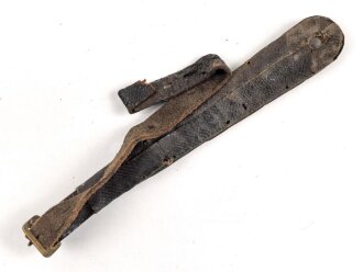 Teil einer Schuppenkette für eine Pickelhaube. Gesamtlänge 17,5cm, Messing , leicht defekt
