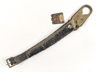 Teil einer Schuppenkette für eine Pickelhaube. Gesamtlänge 17cm, Messing , defekt