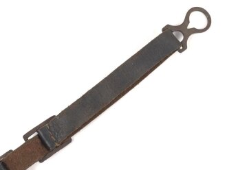 1.Weltkrieg, Kinnriemen für eine Pickelhaube für Mannschaften, datiert 1918. Gesamtlänge mit Beschlägen 32,5cm