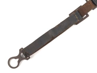 1.Weltkrieg, Kinnriemen für eine Pickelhaube für Mannschaften, datiert 1918. Gesamtlänge mit Beschlägen 32,5cm