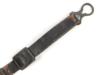1.Weltkrieg, Kinnriemen für eine Pickelhaube für Mannschaften, datiert 1915. Gesamtlänge mit Beschlägen 31cm
