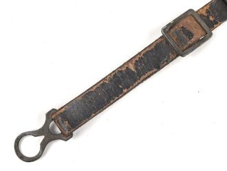1.Weltkrieg, Kinnriemen für eine Pickelhaube für Mannschaften, datiert 1915. Gesamtlänge mit Beschlägen 31cm