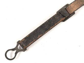 1.Weltkrieg, Kinnriemen für eine Pickelhaube für Mannschaften, datiert 1915. Gesamtlänge mit Beschlägen 31cm