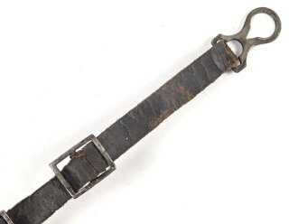 1.Weltkrieg, Kinnriemen für eine Pickelhaube für Mannschaften. Gesamtlänge mit Beschlägen 31,5cm
