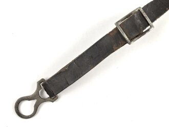 1.Weltkrieg, Kinnriemen für eine Pickelhaube für Mannschaften. Gesamtlänge mit Beschlägen 31,5cm