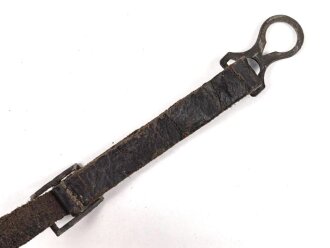 1.Weltkrieg, Kinnriemen für eine Pickelhaube für Mannschaften. Gesamtlänge mit Beschlägen 31,5cm