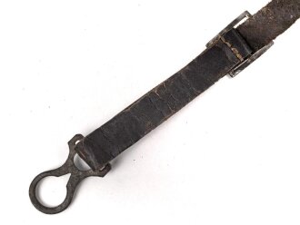 1.Weltkrieg, Kinnriemen für eine Pickelhaube für Mannschaften. Gesamtlänge mit Beschlägen 31,5cm
