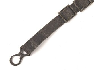1.Weltkrieg, Kinnriemen für eine Pickelhaube für Mannschaften. Gesamtlänge mit Beschlägen 31cm. Neuzeitliche Fertigung