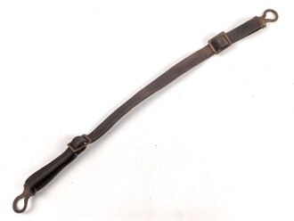 1.Weltkrieg, Kinnriemen für eine Pickelhaube für Mannschaften. Gesamtlänge mit Beschlägen 44cm. Neuzeitliche Fertigung , Leder trocken