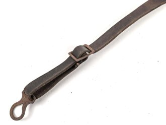 1.Weltkrieg, Kinnriemen für eine Pickelhaube für Mannschaften. Gesamtlänge mit Beschlägen 44cm. Neuzeitliche Fertigung , Leder trocken