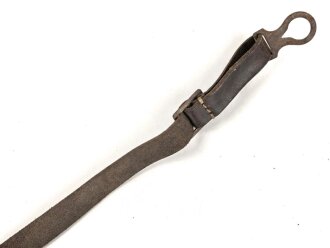 1.Weltkrieg, Kinnriemen für eine Pickelhaube für Mannschaften. Gesamtlänge mit Beschlägen 44cm. Neuzeitliche Fertigung , Leder trocken