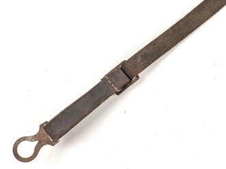 1.Weltkrieg, Kinnriemen für eine Pickelhaube für Mannschaften. Gesamtlänge mit Beschlägen 44cm. Neuzeitliche Fertigung , Leder trocken