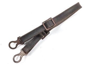 1.Weltkrieg, Kinnriemen für eine Pickelhaube für Mannschaften. Gesamtlänge mit Beschlägen 44cm. Neuzeitliche Fertigung , Leder trocken