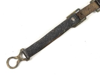Kaiserreich, Kinnriemen für eine Pickelhaube für Mannschaften. Beschläge Messing, Gesamtlänge mit Beschlägen 33,5cm