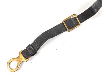 Kaiserreich, Kinnriemen für eine Pickelhaube für Mannschaften. Beschläge Messing, Gesamtlänge mit Beschlägen 36,5cm, repariertes Stück, leicht verzogen