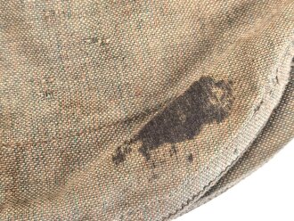 1.Weltkrieg, feldgrauer Überzug für eine Pickelhaube für Offiziere. Getragen, guter Gesamtzustand, wendbare Variante mit rotem Manöverband