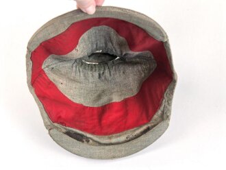 1.Weltkrieg, feldgrauer Überzug für eine Pickelhaube für Offiziere. Getragen, guter Gesamtzustand, wendbare Variante mit rotem Manöverband