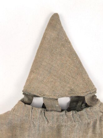 1.Weltkrieg, feldgrauer Überzug für eine Pickelhaube für Offiziere. Getragen, guter Gesamtzustand, wendbare Variante mit rotem Manöverband