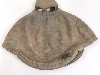 1.Weltkrieg, feldgrauer Überzug für eine Pickelhaube für Offiziere. Getragen, guter Gesamtzustand, wendbare Variante mit rotem Manöverband
