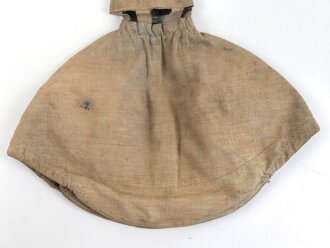 1.Weltkrieg, feldgrauer Überzug für eine Pickelhaube für Offiziere. Getragen, guter Gesamtzustand, wendbare Variante mit rotem Manöverband