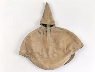 1.Weltkrieg, feldgrauer Überzug für eine Pickelhaube für Offiziere im hessischen Infanterie Regiment Nr. 118. Getragenes Stück, wendbare Variante mit rotem Manöverband